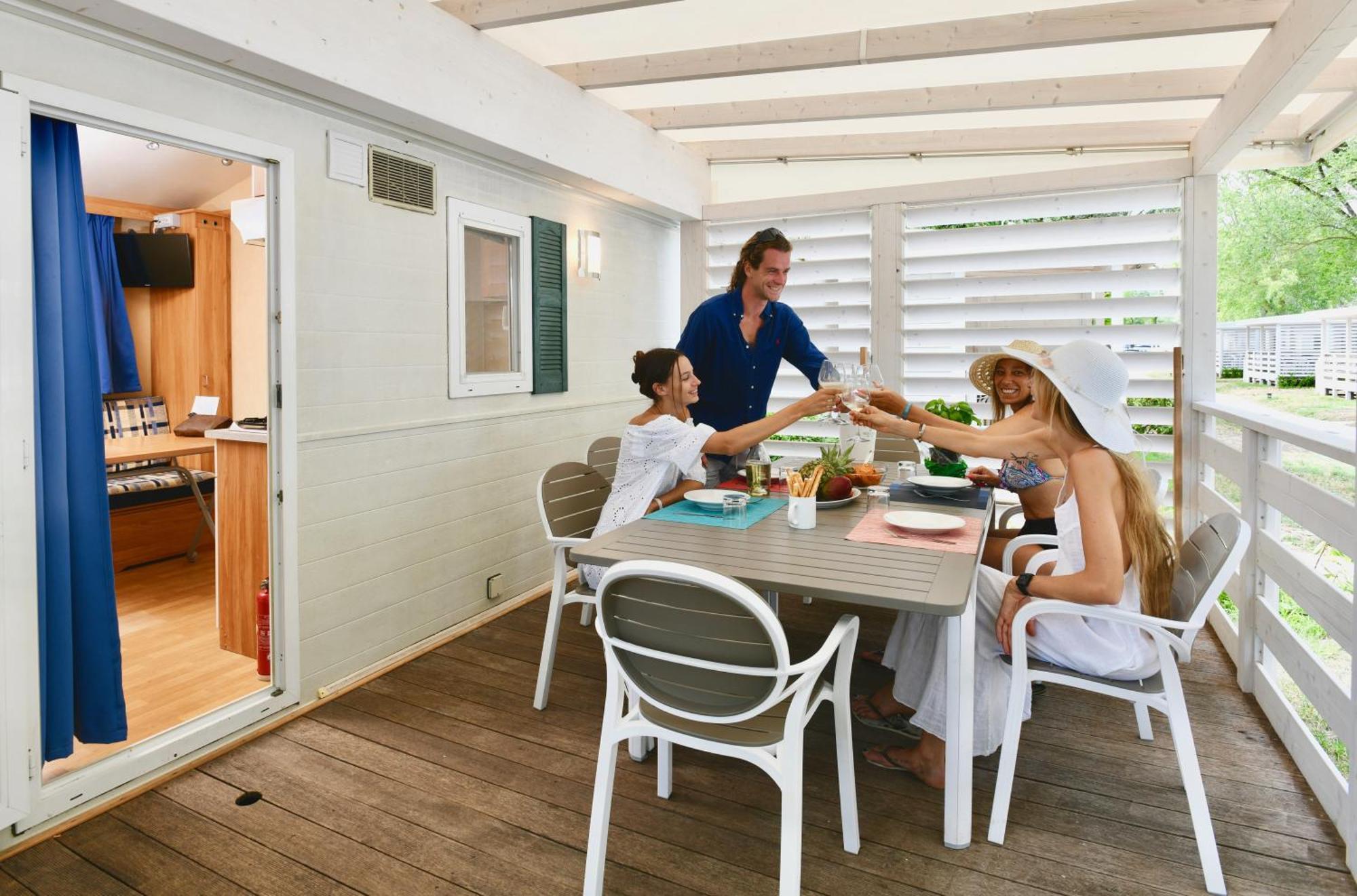 Isamar Holiday Village Ca Lino 部屋 写真 Family on balcony