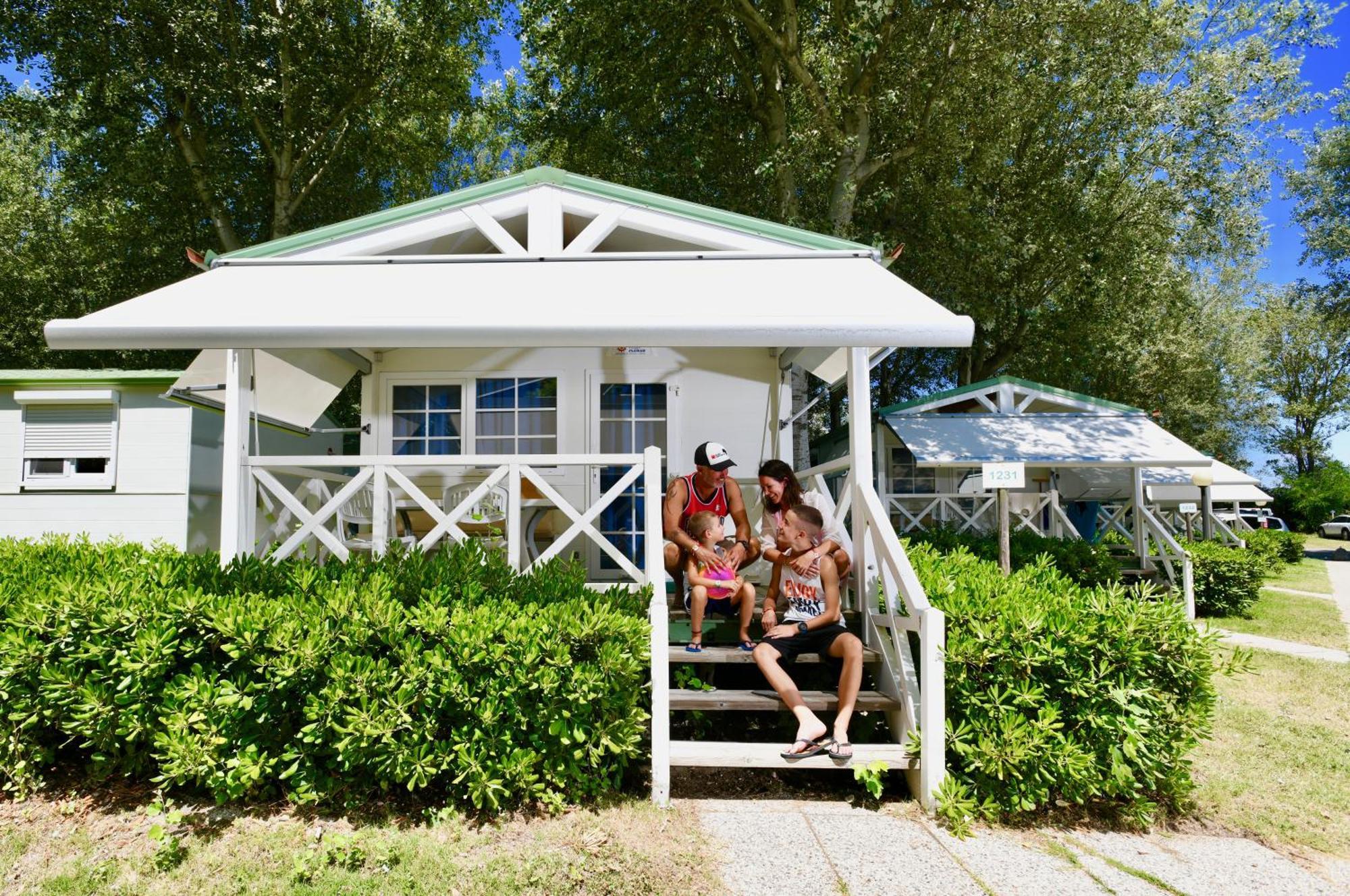 Isamar Holiday Village Ca Lino 部屋 写真 A family at a mobile home in a campsite