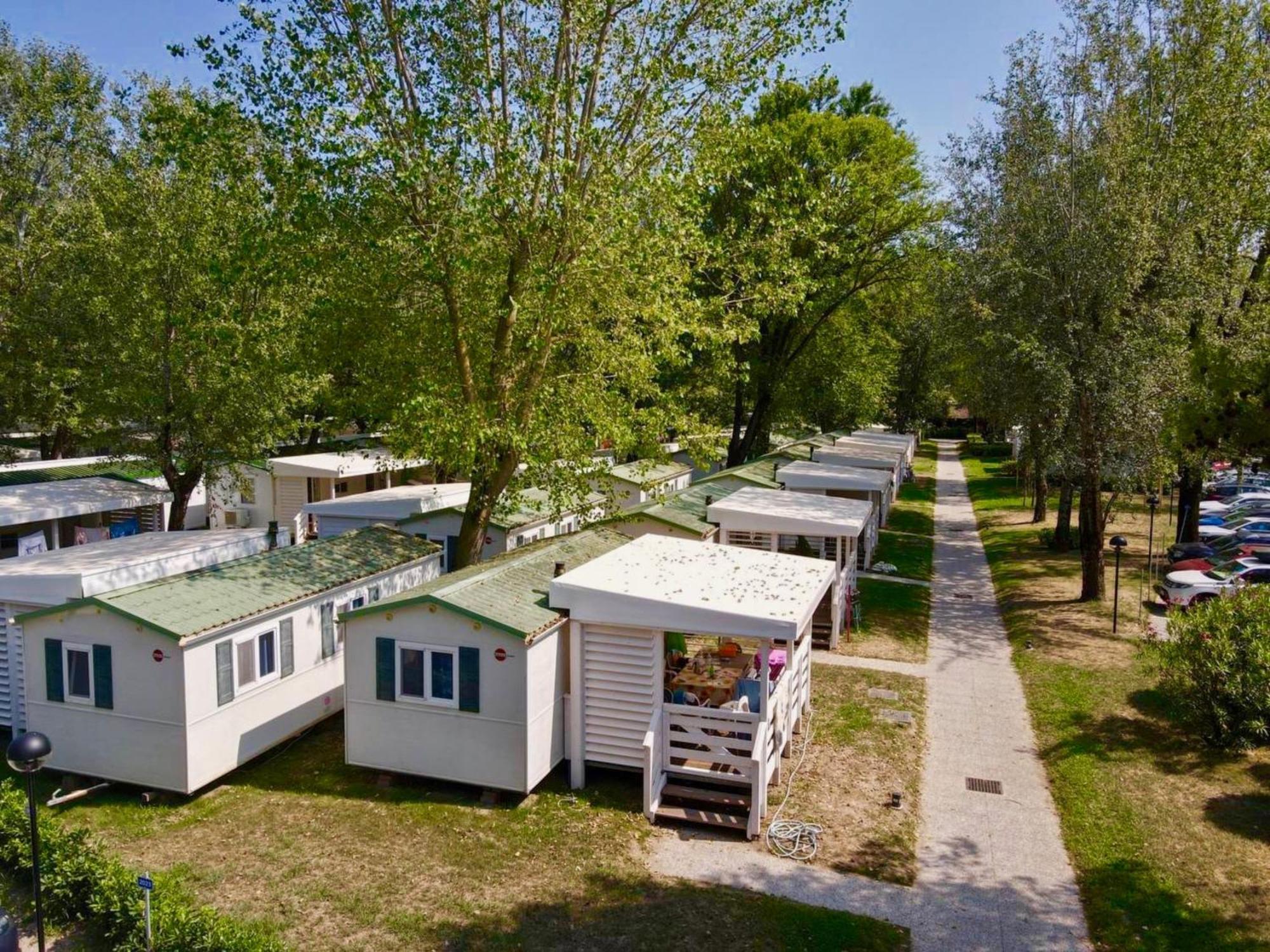 Isamar Holiday Village Ca Lino 部屋 写真 Mobile homes in a campsite